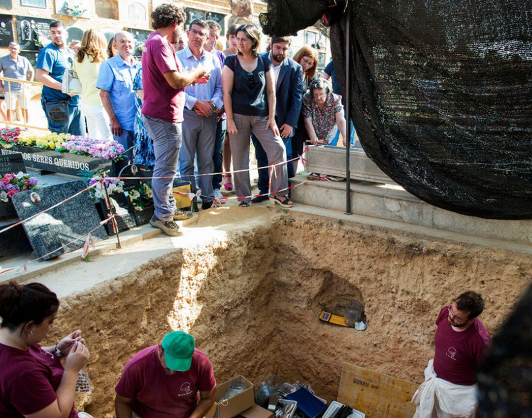 Una de las fosas ya abiertas en el cementerio de Paterna. 