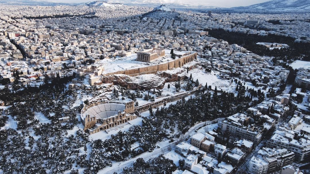 Vista aérea del Partenón y la Acrópolis en la capital griega, totalmente nevada