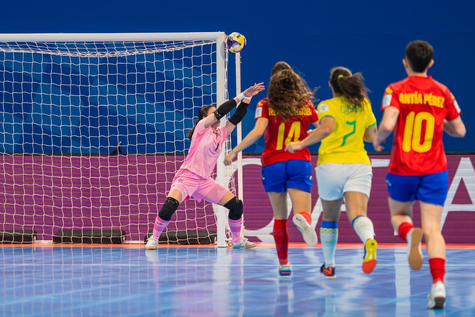 España cae en semifinales del Mundial frente a Brasil (1-4).