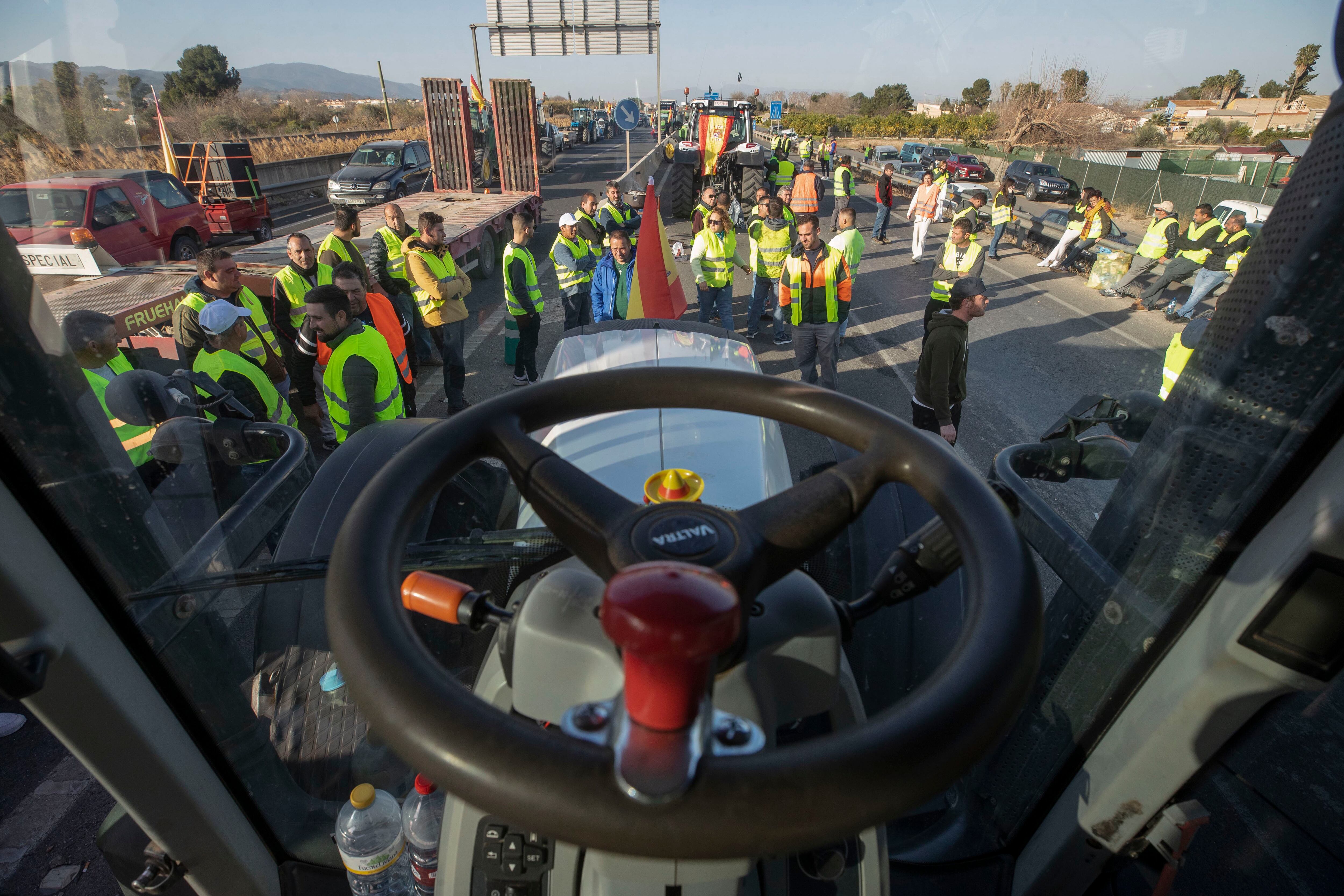 MURCIA, 07/02/2024.- Varias decenas de agricultores mantienen cortada con sus tractores la autovía MU-30 de Murcia este miércoles y desde ayer como protesta por la difícil situación que atraviesa el campo. EFE/Marcial Guillén
