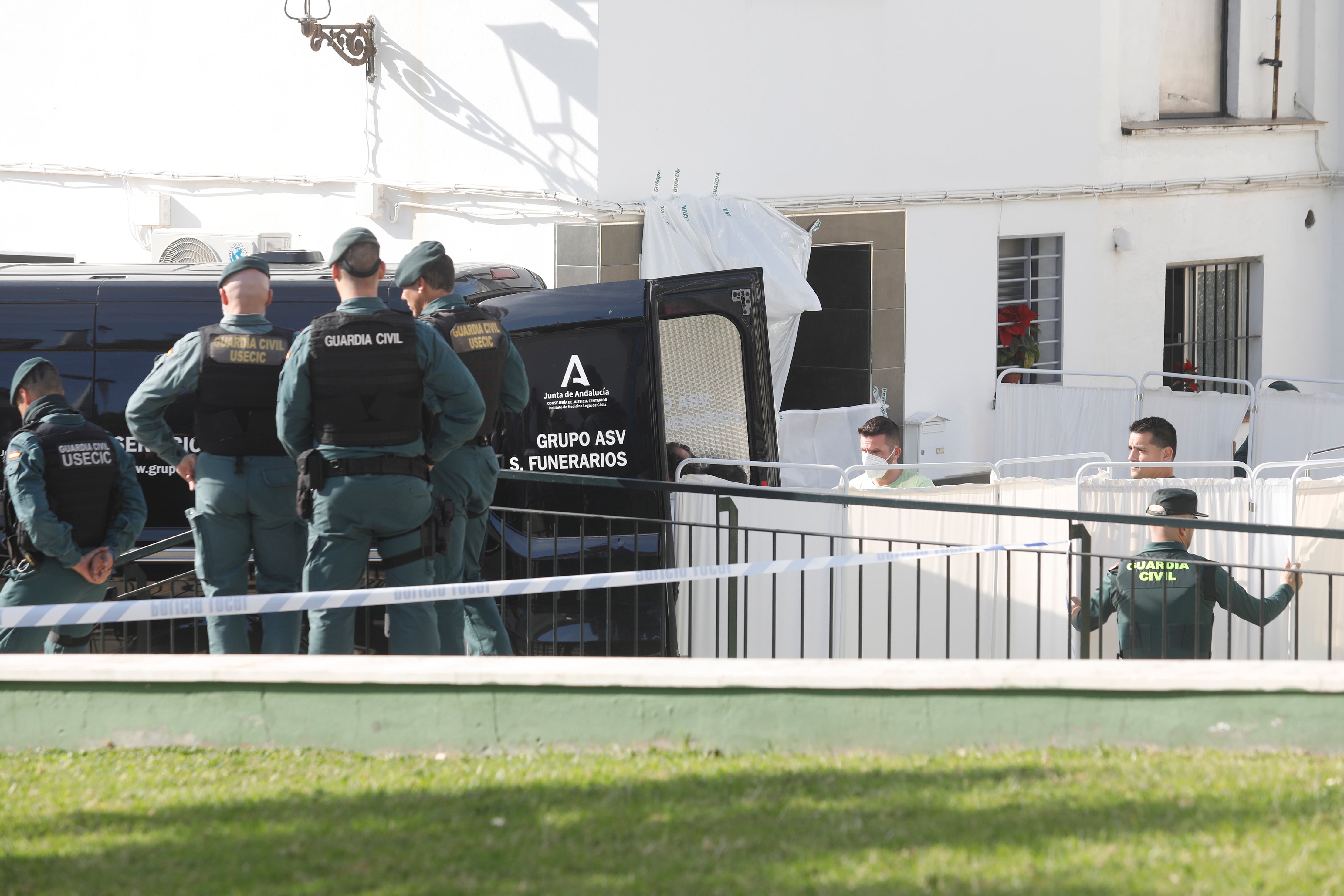 GRAFAND7799. SAN ROQUE (CÁDIZ), 02/01/2024.- La Guardia Civil investiga el hallazgo de un cuerpo sin vida y con signos de violencia en un domicilio de San Roque (Cádiz), donde ha sido localizado este martes por el conductor de una ambulancia.EFE/A.Carrasco Ragel.
