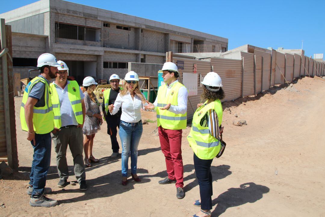 La directora general de Centros, Infraestructuras y Promoción Educativa del Gobierno de Canarias, María Candelaria González, visitando las obras junto al alcalde de Yaiza, Óscar Noda.