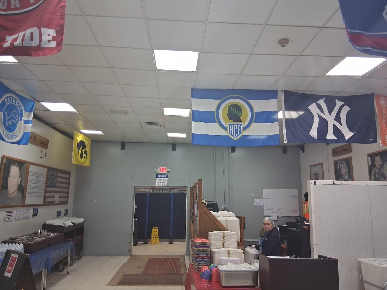 En el comedor del GOE Valencia III, desplegado en Irak, ondea con orgullo la bandera del Hércules