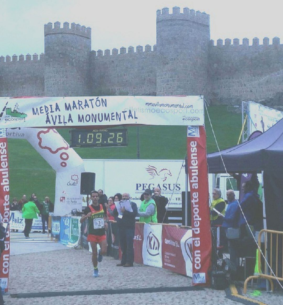 Luis Miguel Sánchez Blanco, entrando en la línea de meta