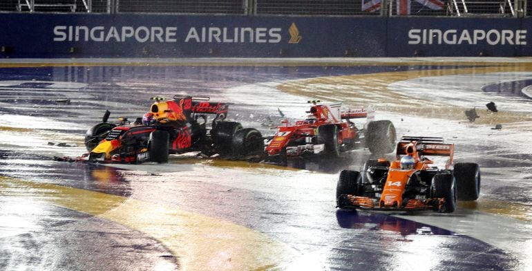 Fernando Alonso intenta &#039;escapar&#039; de la colisión entre Raikkonen y Verstappen que causó su retirada.