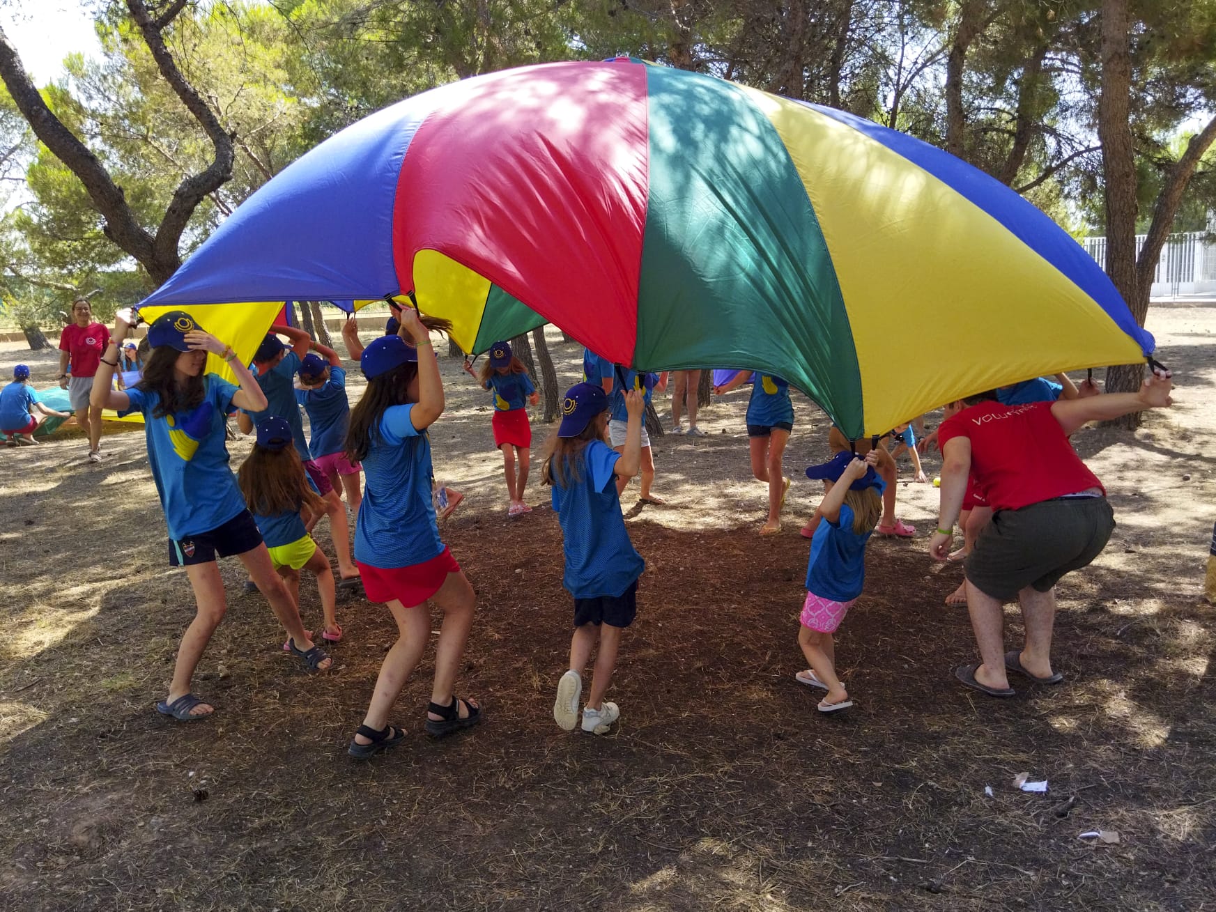 Varios niños y niñas juegan durante una jornada de diversión.