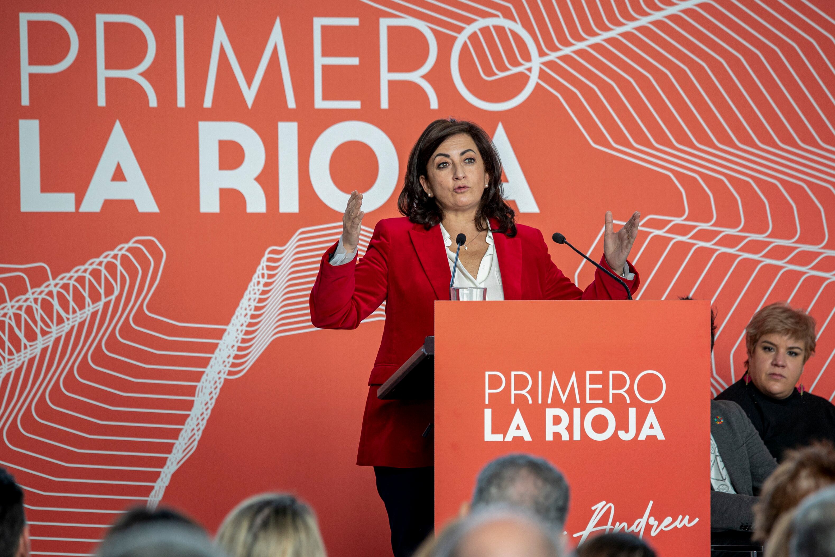 LOGROÑO, 14/01/2023.- La secretaria general del PSOE de La Rioja y presidenta del Ejecutivo riojano, Concha Andreu, en su intervención en la clausura de la Conferencia PolÌtica y Social del Partido PSOE de La Rioja. EFE/ Raquel Manzanares
