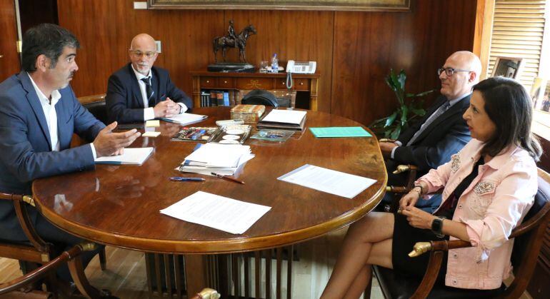 Reunión entre el alcalde de San Sebastián, Eneko Goia, y la ministra de Defensa, Margarita Robles. 