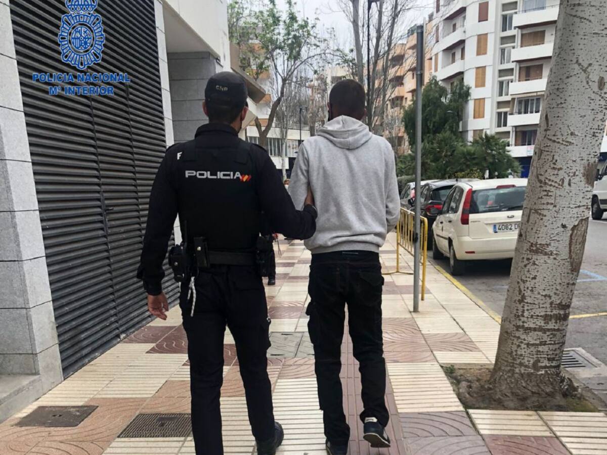 Detenido por amenazar con una motosierra al cliente de un bar que le pidió que usara mascarilla
