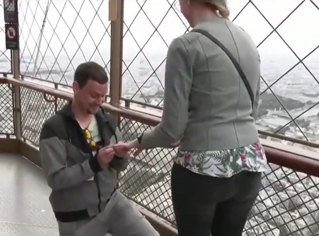 La pareja pidiéndose matrimonio en el piso más alto de la Torre Eiffel