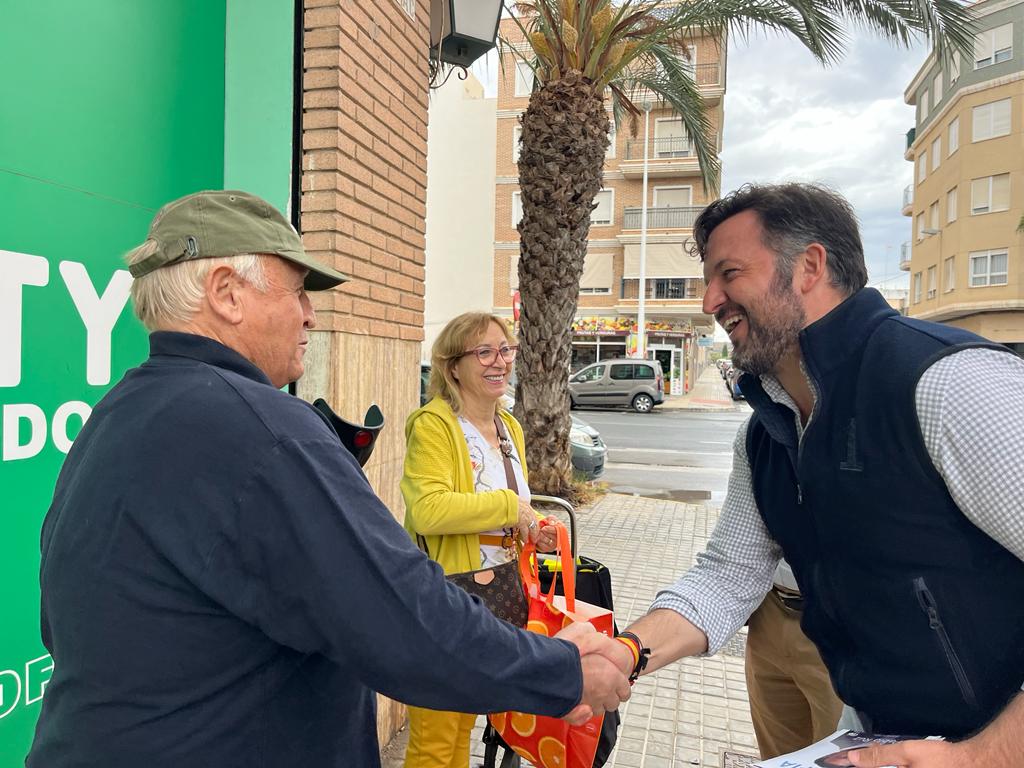 Candidato del PP a la alcaldía de Elche, Pablo Ruz, con vecinos y vecinas de Torrellano