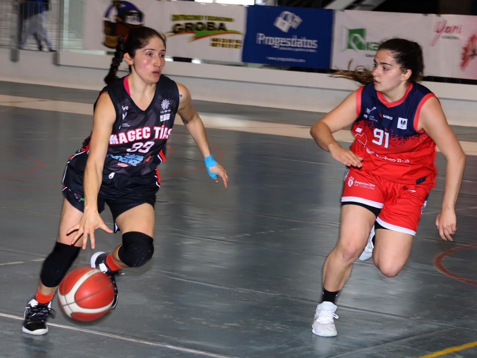 Una jugadora lanzaroteña botando el balón.