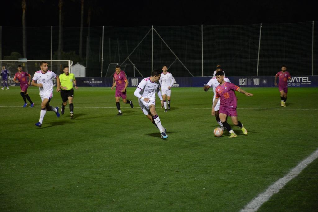 Los delanteros del Real Jaén se vieron superados por los defensas locales en casi todas las fase del partido