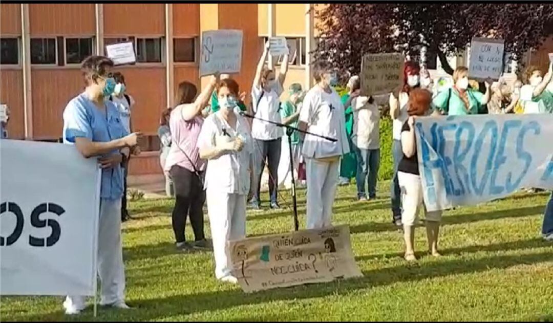 La plataforma convoca concentraciones cada lunes a las puertas del centro