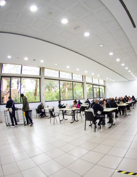 Comedor de uno de los albergues de Casa Caridad en València