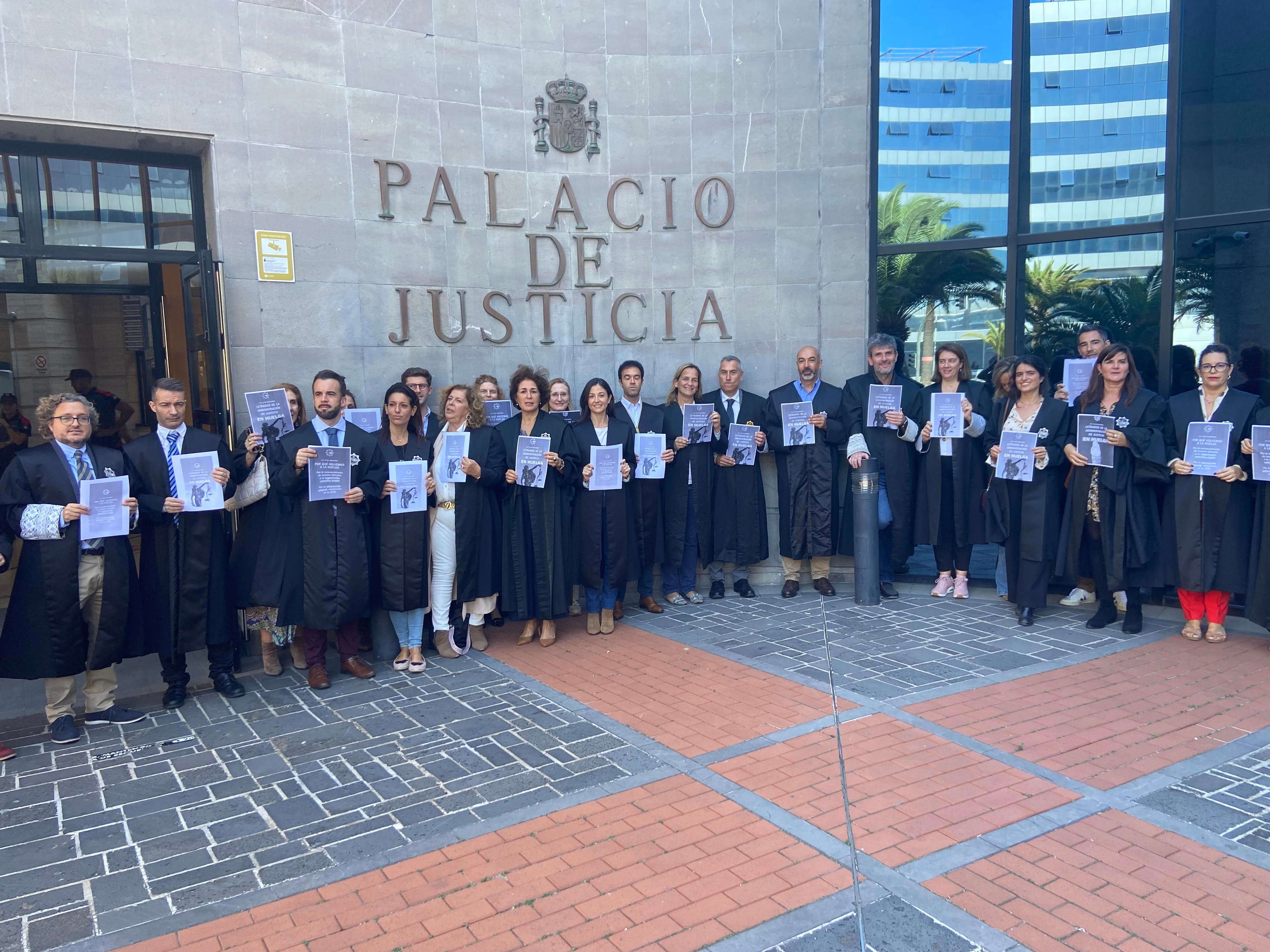 Los Letrados de la Administración de Justicia durante la concentración en Santa Cruz de Tenerife.