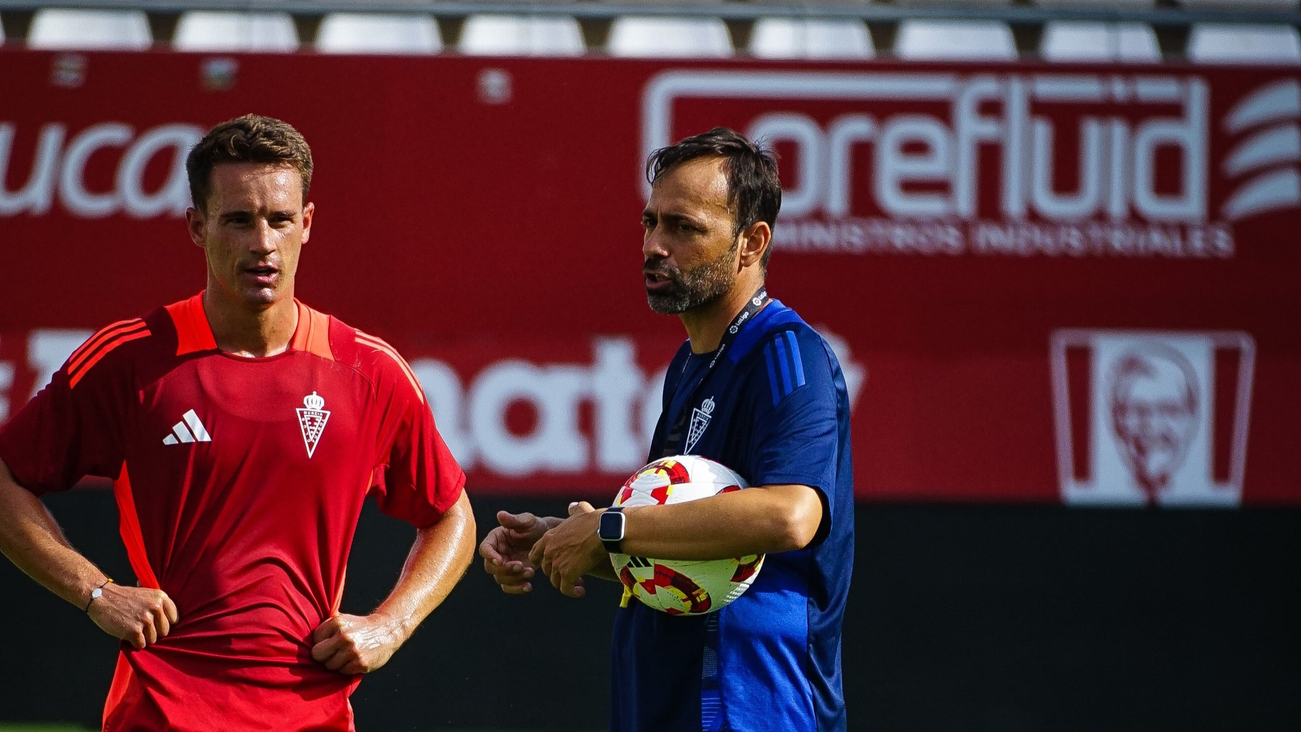 Fran Fernández dirige un entrenamiento del Real Murcia; Pablo Larrea al fondo.