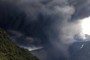 SJ01. SAN JOSÉ (COSTA RICA) 20/05/2016.- Ceniza expulsada por el volcán Turrialba hoy, viernes 20 de mayo de 2016, en una potente erupción que afectó la San José (Costa Rica). cuya columna se elevó hasta los 3.000 metros sobre el cráter. Comunidades en el