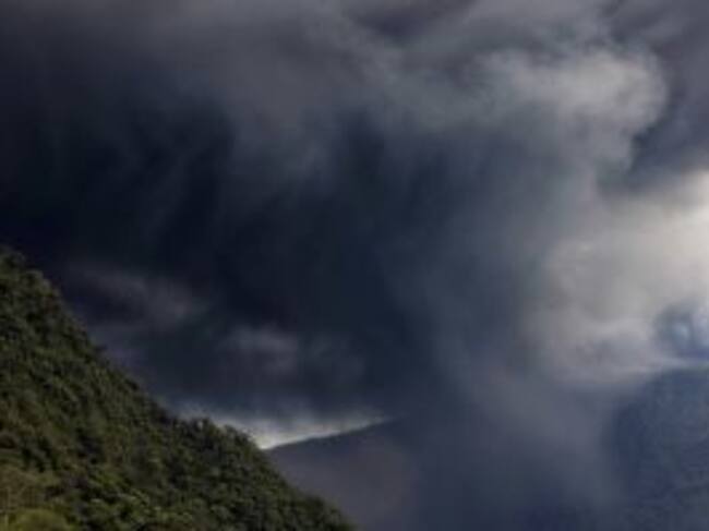 SJ01. SAN JOSÉ (COSTA RICA) 20/05/2016.- Ceniza expulsada por el volcán Turrialba hoy, viernes 20 de mayo de 2016, en una potente erupción que afectó la San José (Costa Rica). cuya columna se elevó hasta los 3.000 metros sobre el cráter. Comunidades en el