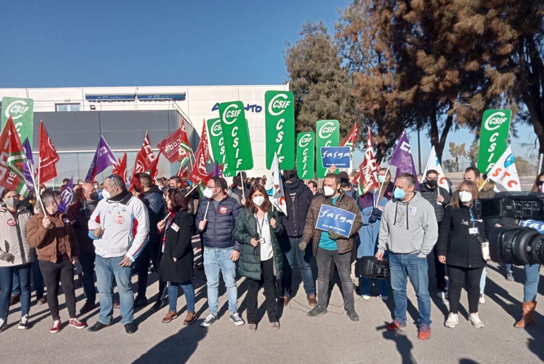 Trabajadores y trabajadoras de la plantilla de ATENTO en Jaén durante una concentración a las puertas de la empresa el pasado 18 de enero