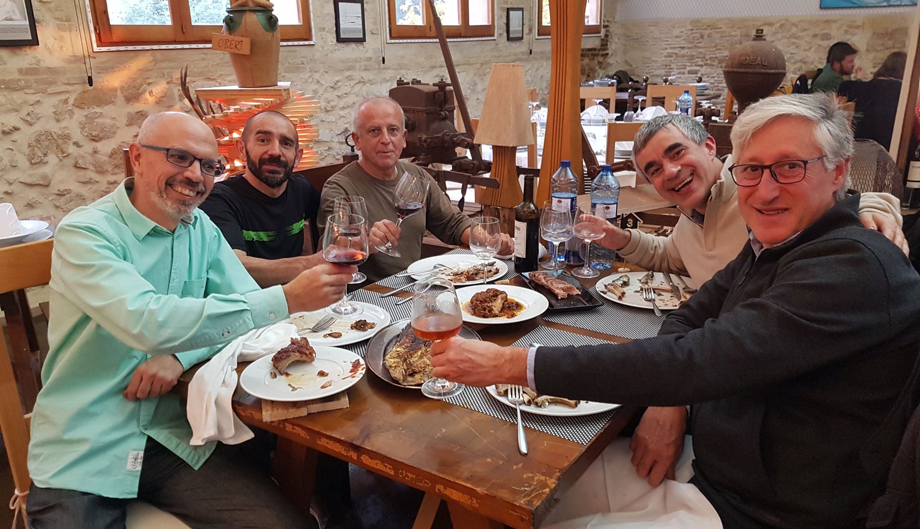 Paco Martínez y sus amigos Pascual y Marcos, junto a los representantes de Radio Alcoy, Gonzalo Belenguer y Paco Agulló