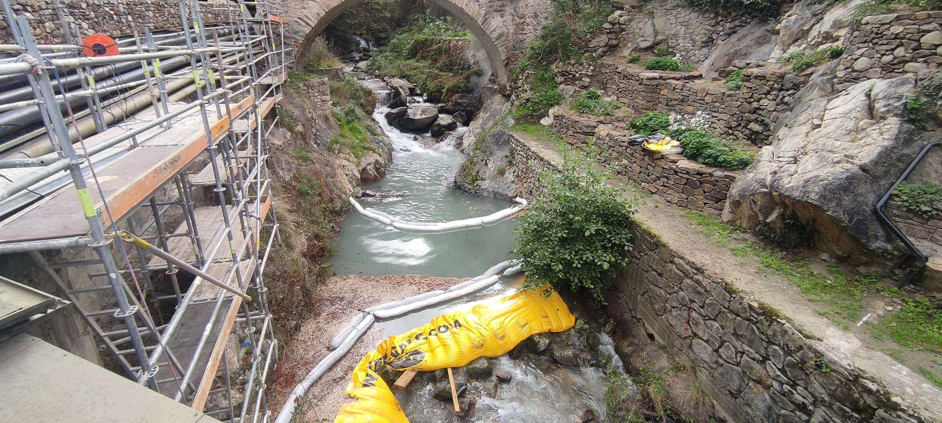 Vessament de gasoil al riu Madriu, a l&#039;alçada del pont de la Tosca, a Escaldes