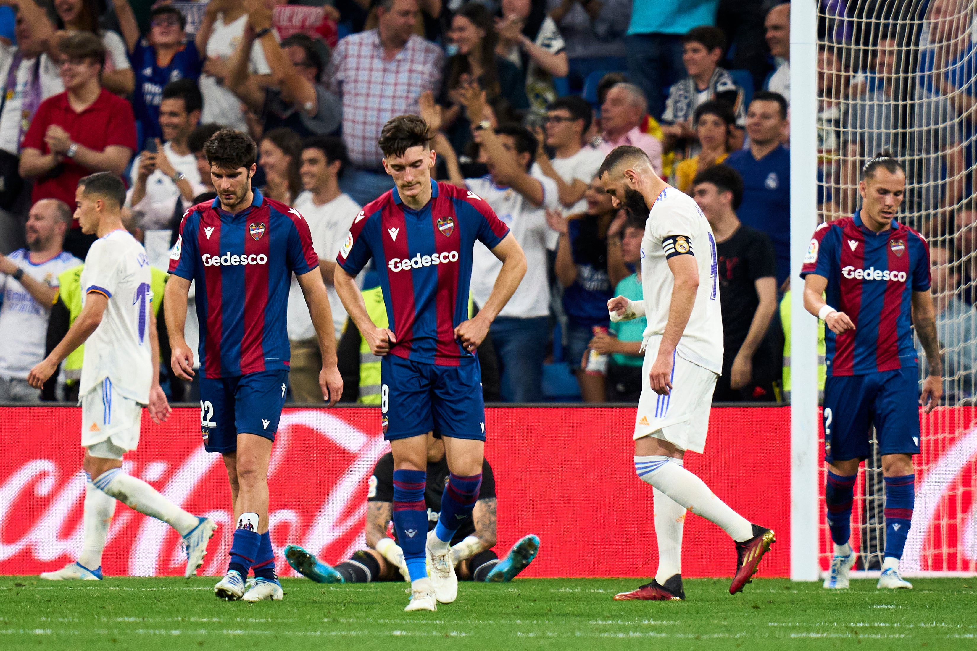 Los jugadores del Levante, tras el segundo gol del Real Madrid en el Santiago Bernabéu.