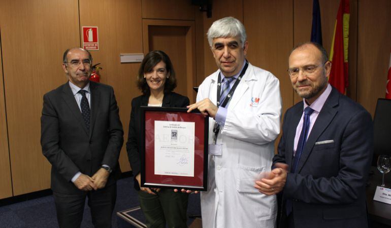 Alberto Pardo, subdirector general de Calidad Asistencial; Marta Serrano, gerente de Sanidad y Seguridad Laboral de AENOR; Carlos Mingo, director gerente del Hospital Universitario Infanta Cristina; Julio Zarco, director general de Coordinación de la Aten