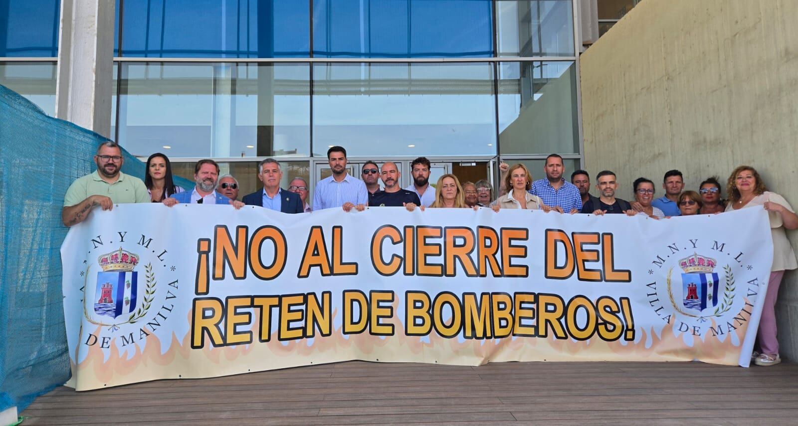 Protestas en Diputación contra el cierre del retén de bomberos de Manilva