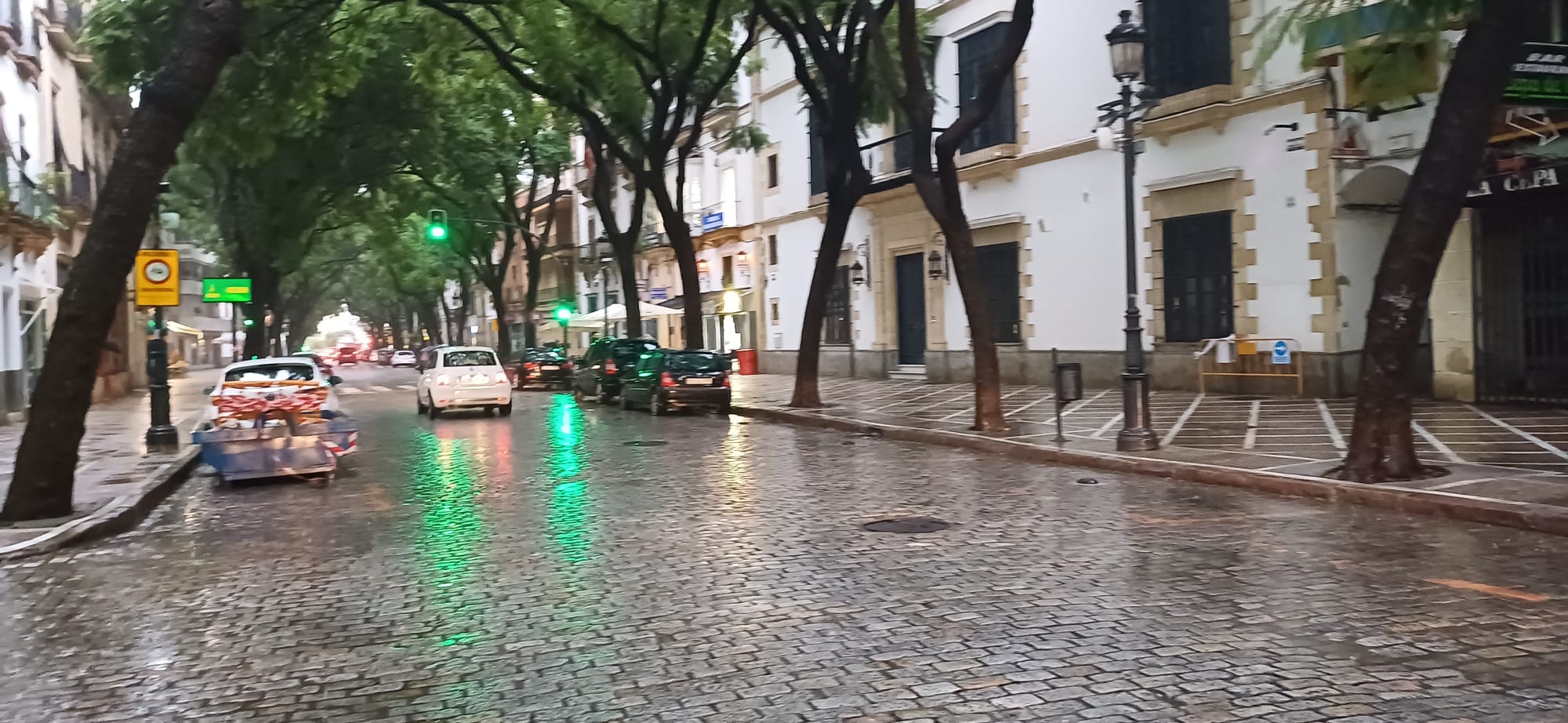 La calle Porvera, en el centro de Jerez, ya está reabierta al tráfico