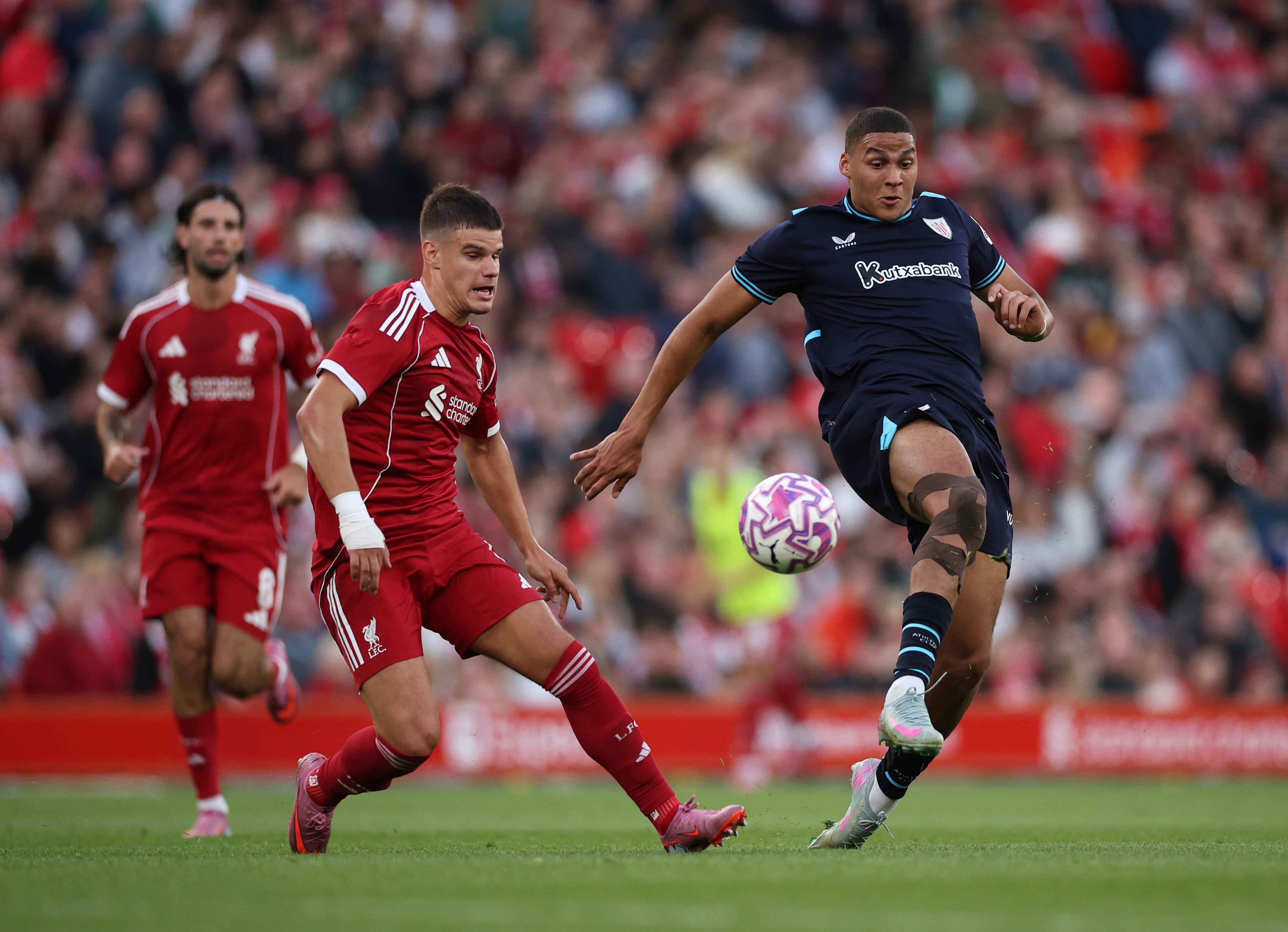 LIVERPOOL (United Kingdom), 04/08/2025.- Maroan Sannadi of Athletic Club (R) in action against Milos Kerkez of Liverpool (L) during a pre-season friendly soccer match between Liverpool FC and Athletic Club in Liverpool, Britain, 04 August 2025. (Futbol, Amistoso, Reino Unido) EFE/EPA/ADAM VAUGHAN
