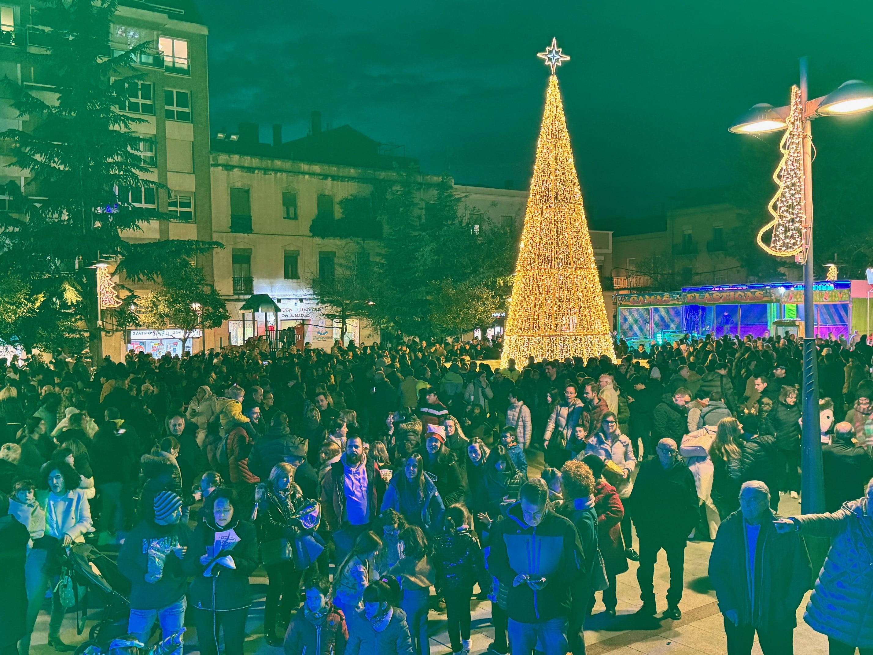 Numeroso público ha participado en el encendido de luces de Navidad. Ayuntamiento de Binéfar