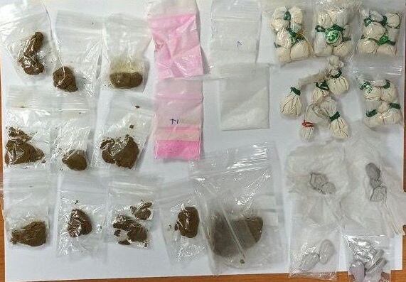 Los agentes se incautaron de más de medio centenar de bolsas de droga listas para su distribución