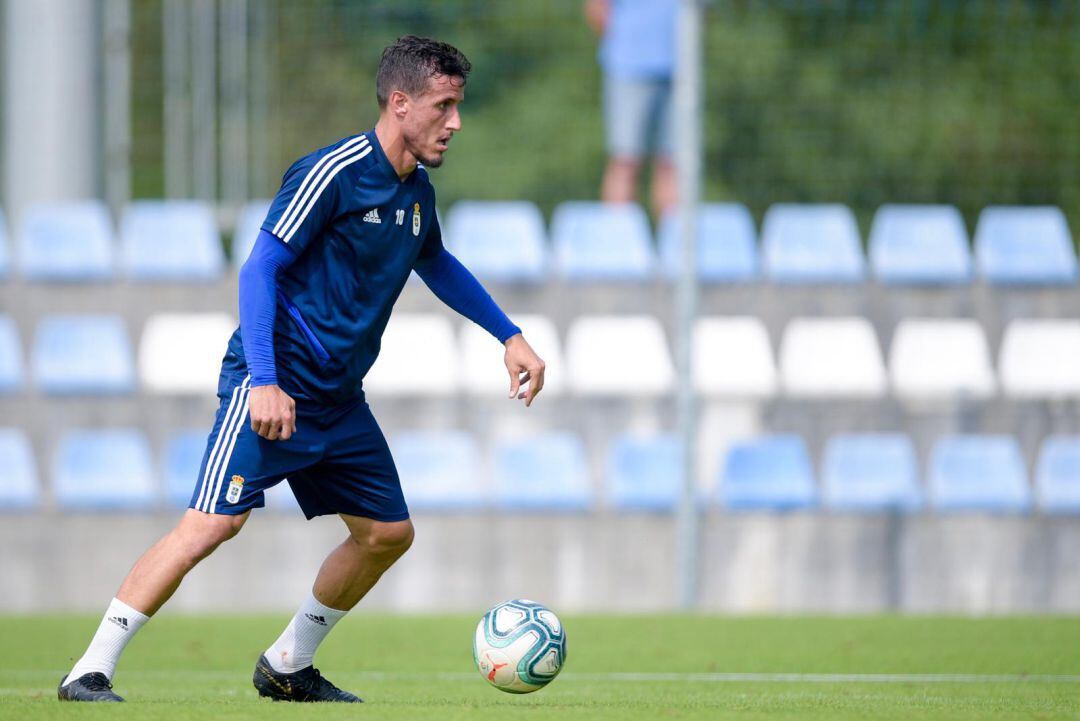 Christian Fernández controla el balón durante un entrenamiento.