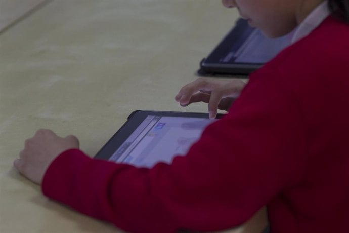 Archivo - Niño utilizando una tablet - EUROPA PRESS - Archivo