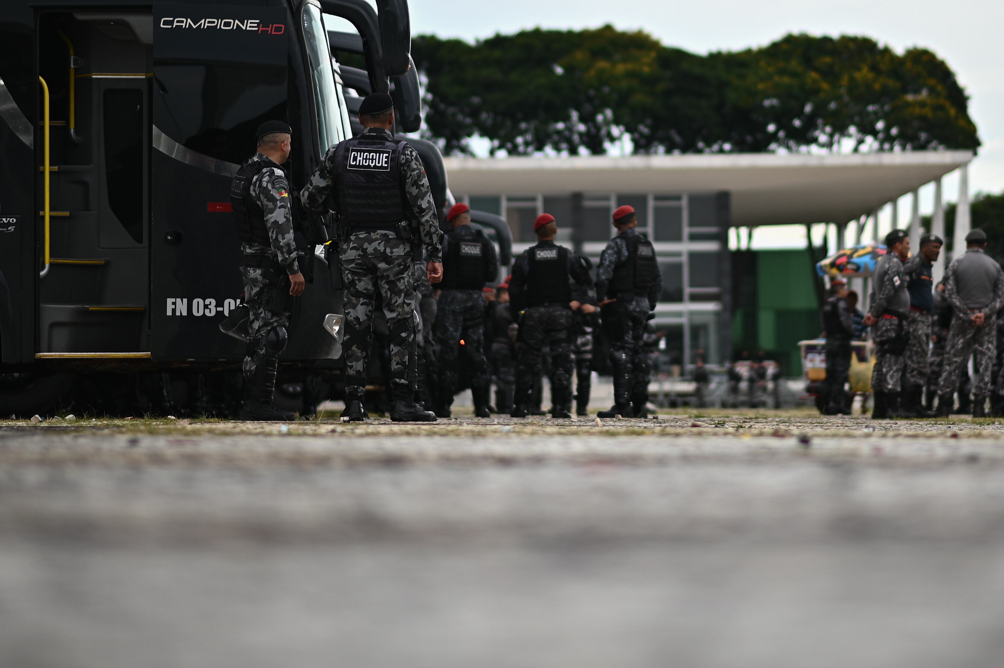 Oficiales de la Fuerza Nacional y de la Policía Militar llegan a la Plaza de los Tres Poderes para reforzar la seguridad tras las protestas