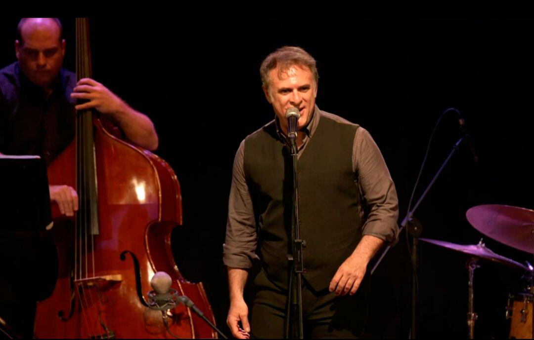 El cantante y actor alcoyano en la primera de las actuaciones de este proyecto Híbrid-KM0