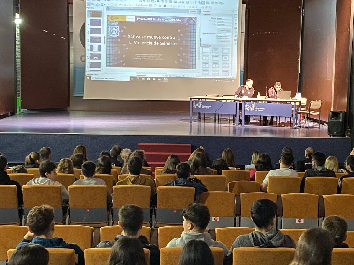 El alcalde de Xàtiva pide los jóvenes que se involucren en la erradicación de la violencia de género