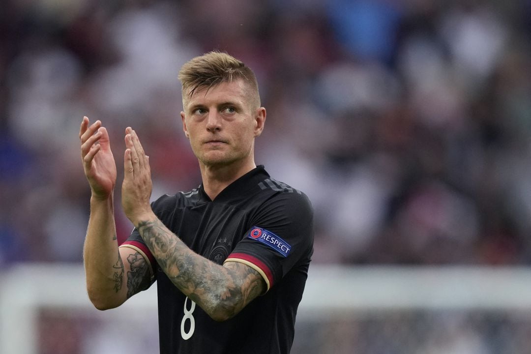 Toni Kroos saluda a la grada con la camiseta de Alemania