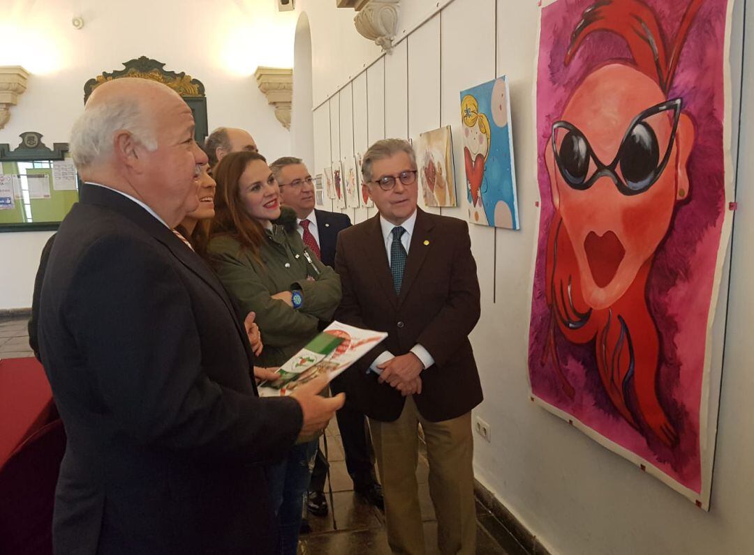 Aguirre, junto a la diputada Aurora Barbero y el resto de autoridades, visitando la exposición del Mes del Corazón.