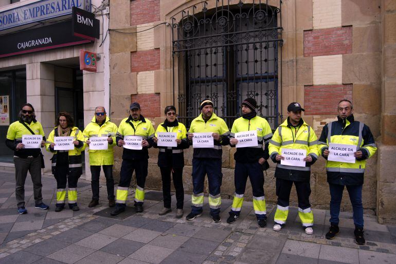 Los extrabajadores de Algesa vuelven a reclamar su puesto de trabajo a las puertas del Ayuntamiento de Algeciras.