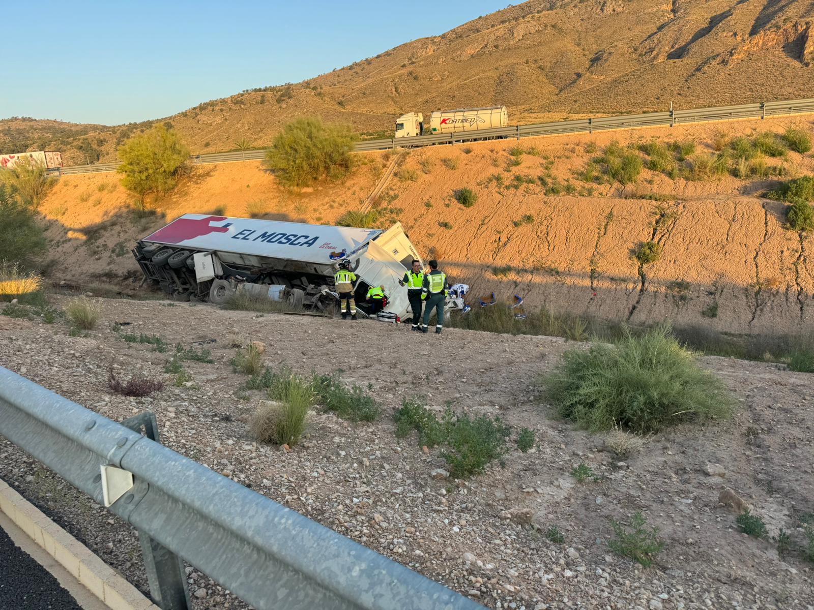Camión accidentado en la autovía A-33