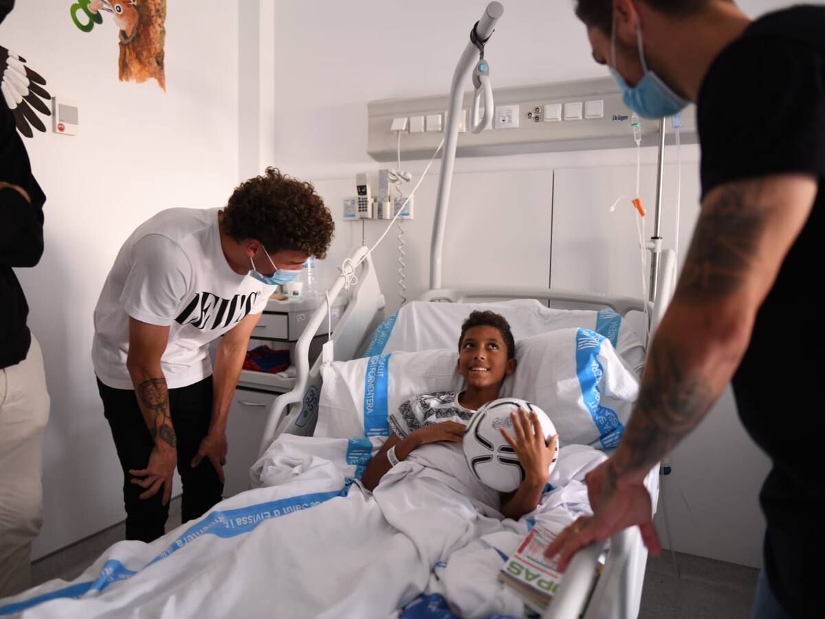 Regalo navideño de la Peña Deportiva con visita al área de Pediatría del Hospital Can Misses