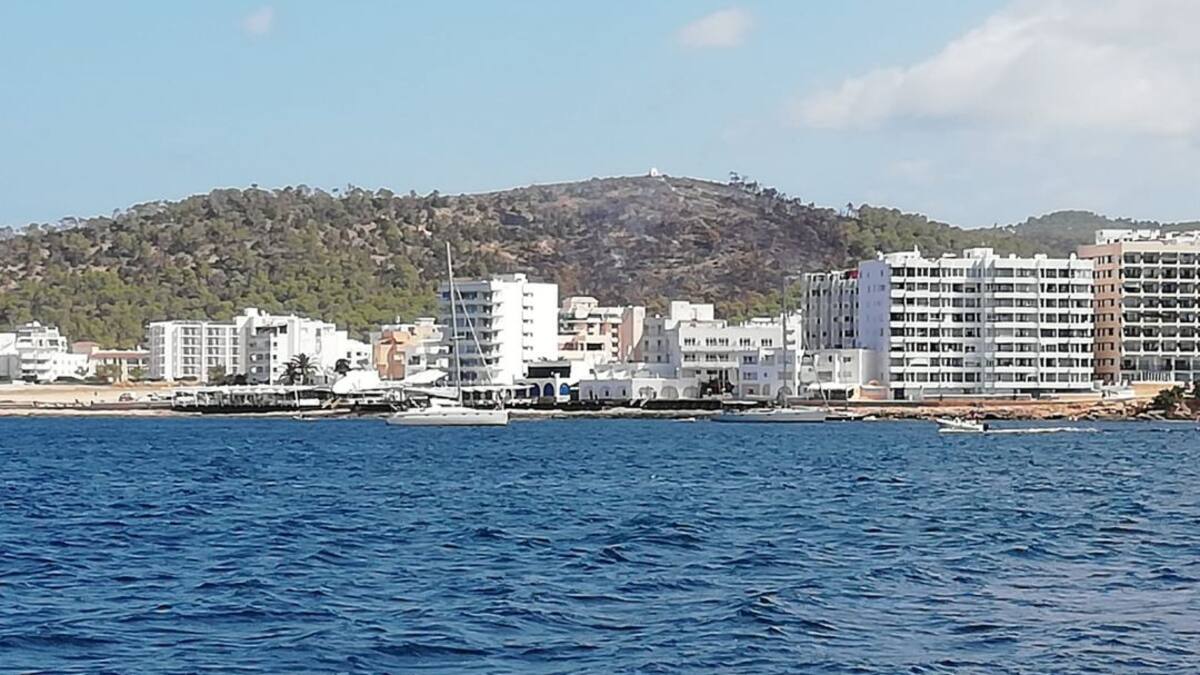 Controlado el incendio en sa Talaia de Sant Antoni 20 horas después del inicio de las llamas