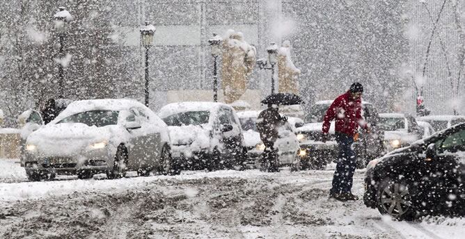 Una intensa nevada dificulta el tráfico en la ciudad de Burgos