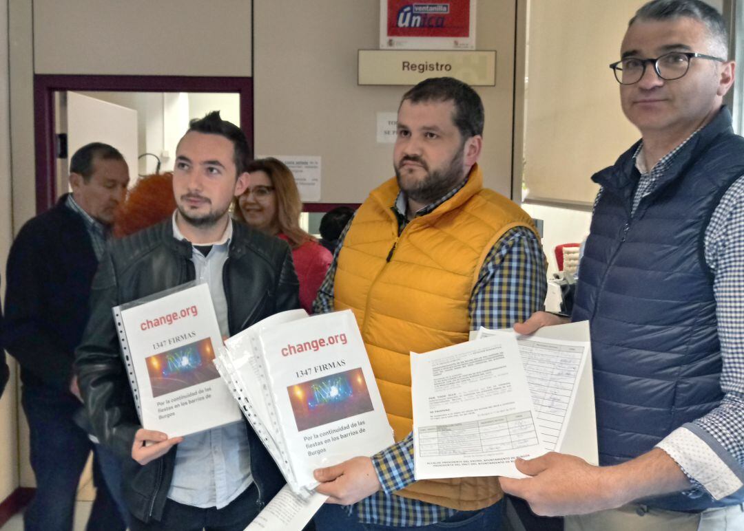 Miembros de peñas y asociaciones vecinales han presentado las firmas en el Registro del Ayuntamiento de Burgos contra las bases de las fiestas de barrio