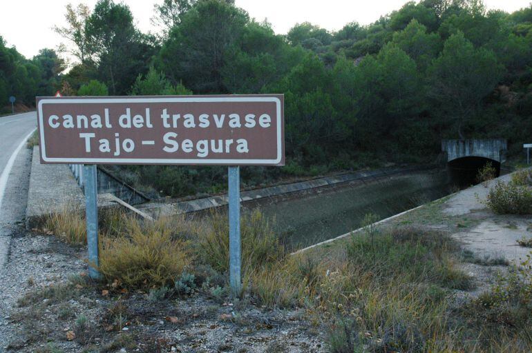 Canal del trasvase Tajo- Segura a su paso por la comunidad autónoma de Castilla La Mancha. 