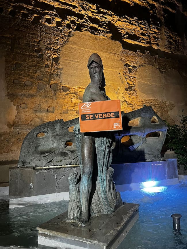 Con carteles de se vende el colectivo quiso mostrar su preocupación por la Vivienda en Jerez