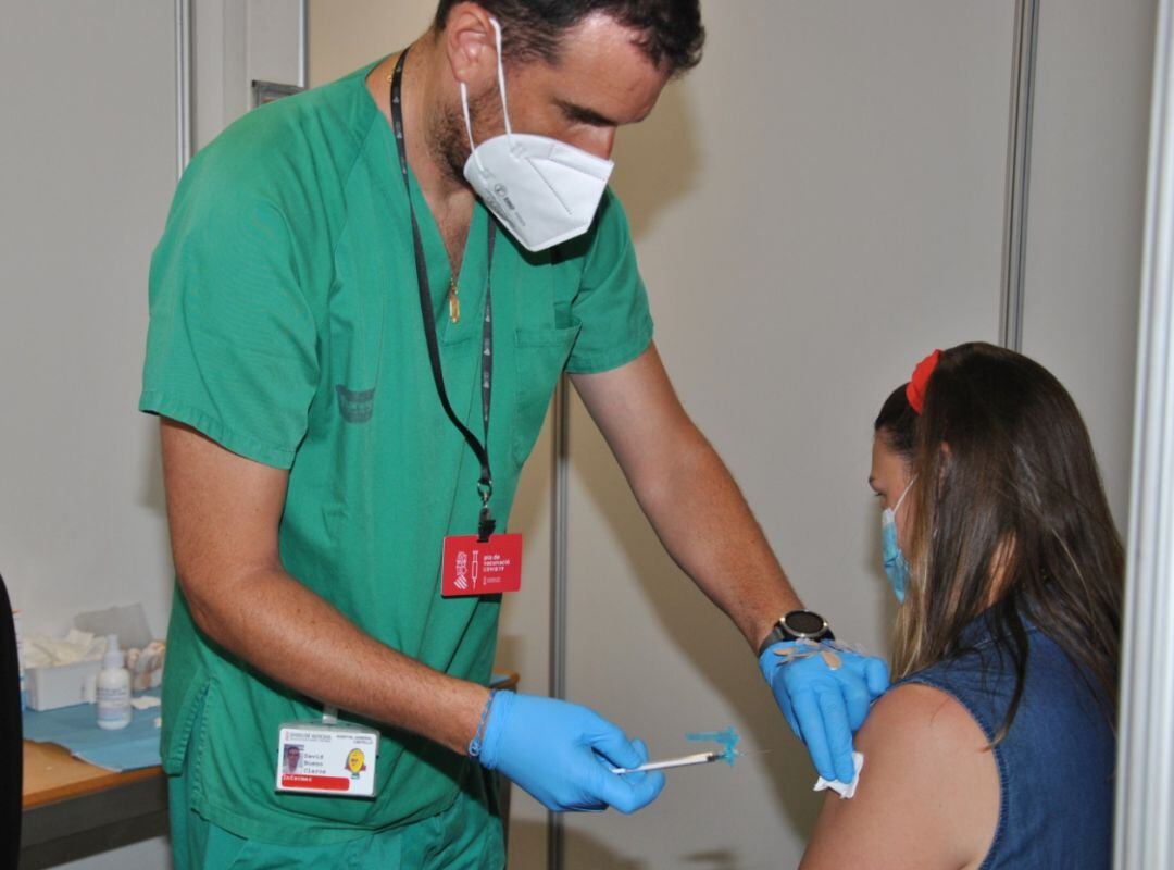 Imagen del proceso de vacunación a los jóvenes de 20-29 años