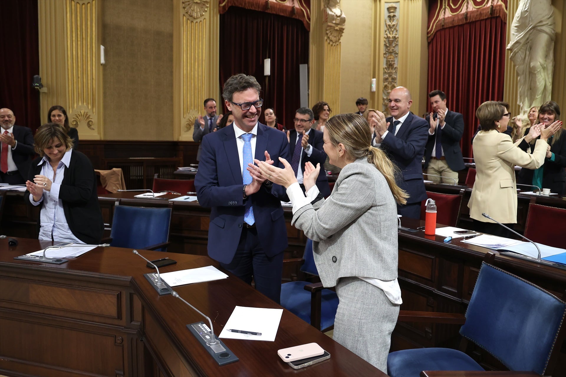 Marga Prohens y Antoni Costa se aplauden mutuamente después de que el Parlament haya aprobado el presupuesto